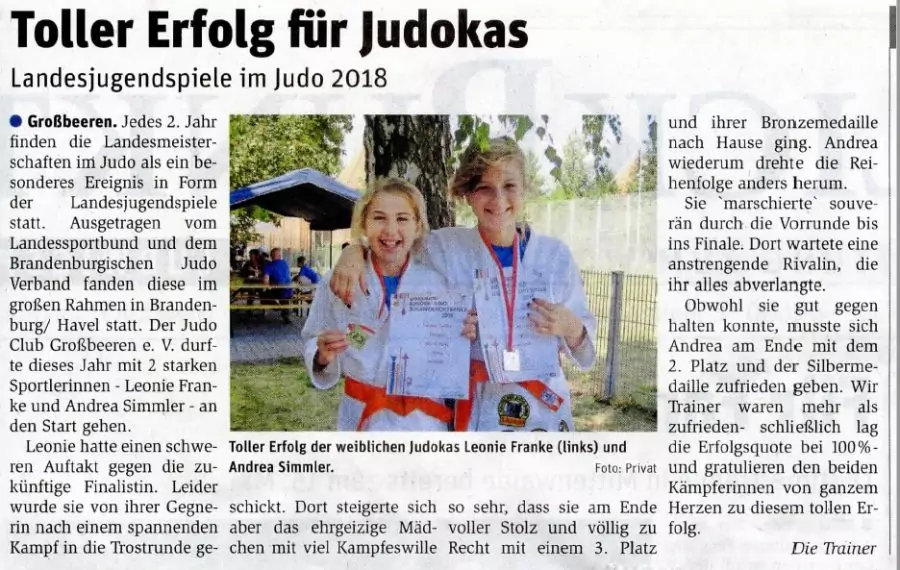 Erfolgreiche Judokas mit ihren Medaillen und Urkunden